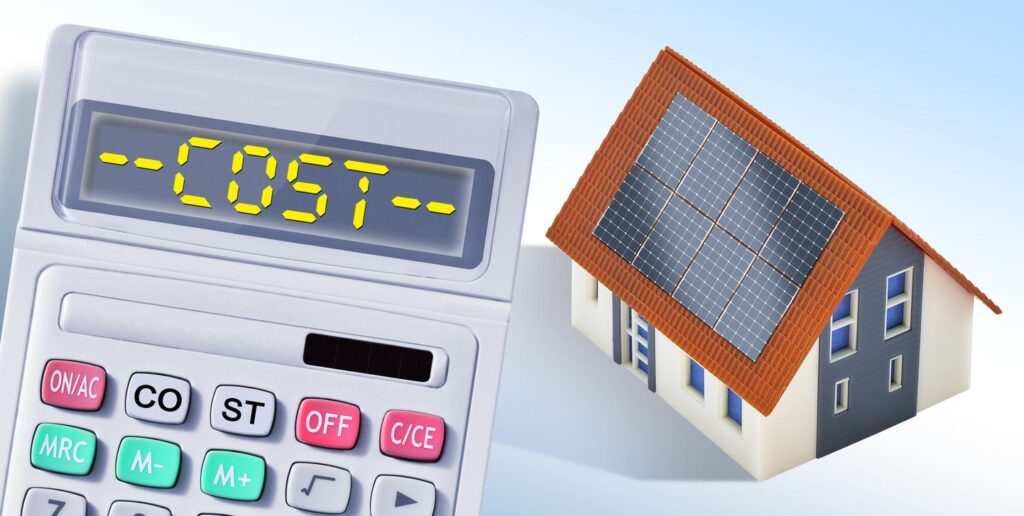 左側は電卓で数字が出るところにCOSTと書かれている。右側は太陽光パネルが赤い屋根に設置された一軒家の画像、イラスト