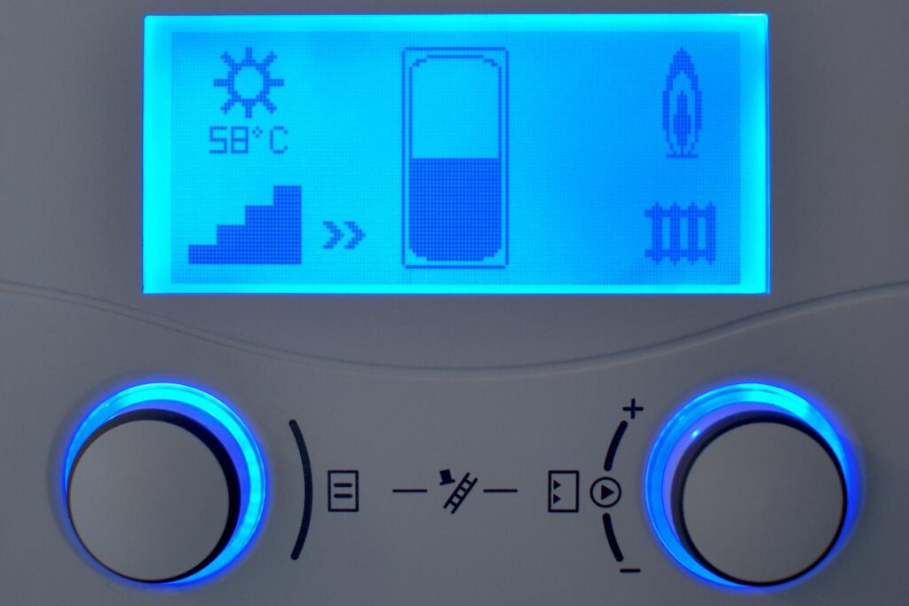 スマートハウスを管理するモニターをアップした画像。家庭用電力の消費量や調整するダイヤル