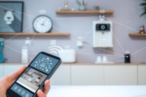 スマートハウスの便利さを家の中で表現している画像。リモコン一つでエアコンの空調やテレビの操作ができることがわかる。