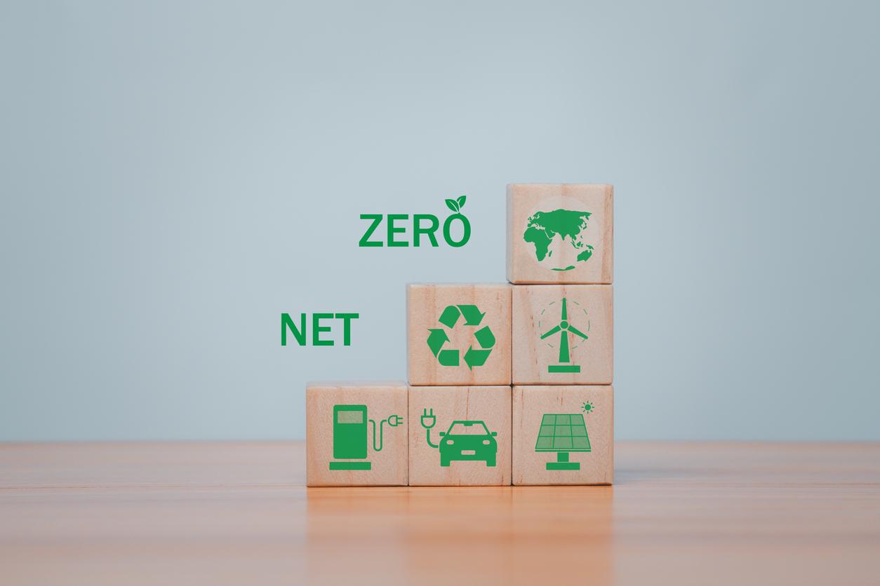 木のボックスが左1個、真ん中2個、右3個の合計6個が積まれている。NET、ZEROという文字が書かれていて、ボックス内には蓄電池やソーラーパネルが描かれている
