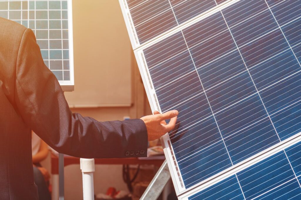太陽光パネルを案内している太陽光発電業者の画像