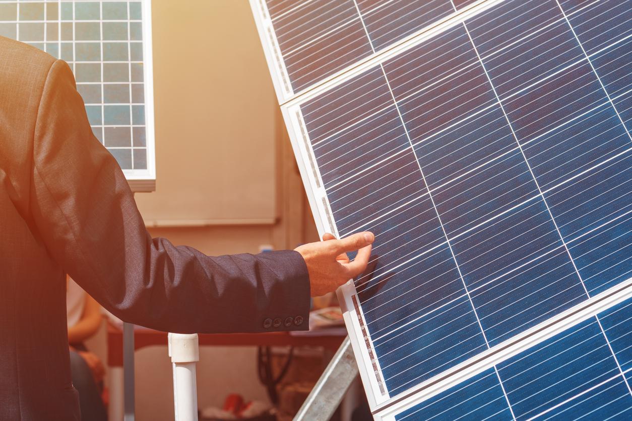 太陽光パネルを案内している太陽光発電業者の画像