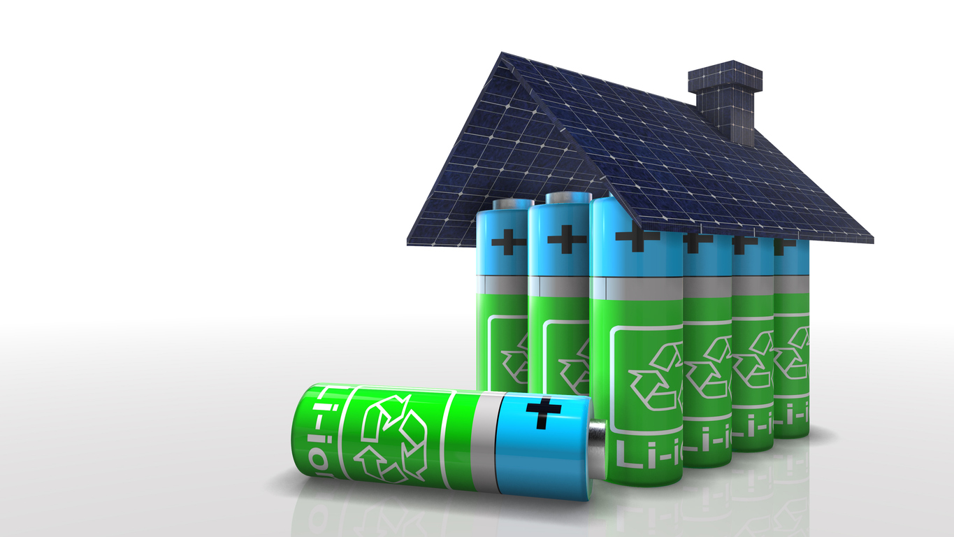 家の柱が乾電池で屋根と煙突が太陽光パネルになっている画像