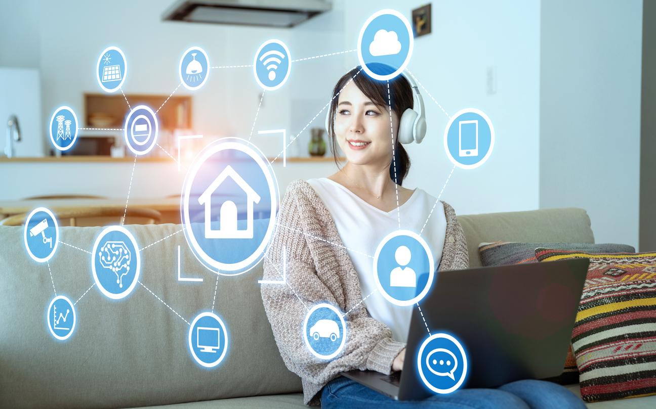 スマートハウスで女性が快適にリビングに過ごしているイメージ