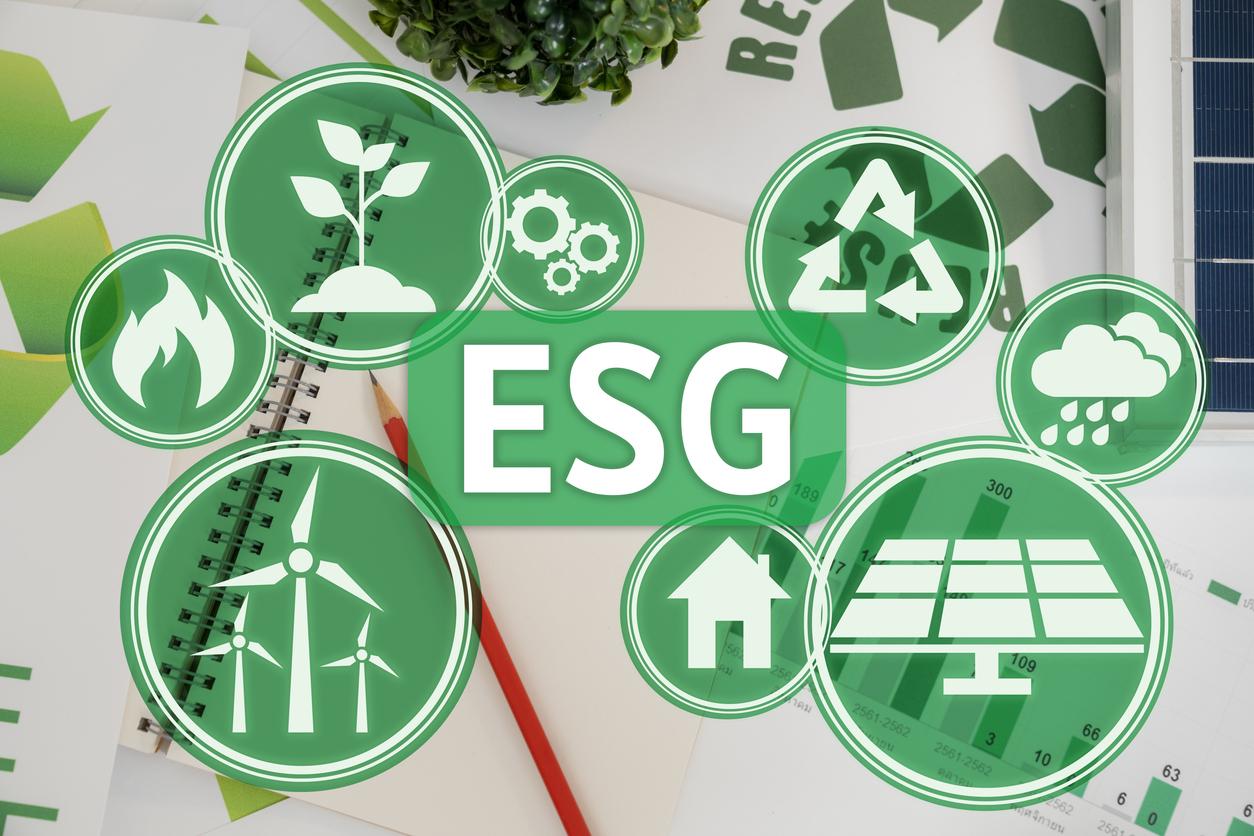 ESGを中心に、再生可能エネルギーやリサイクルなどの環境関連アイコンが並ぶ。背景にはノートやグラフ、植物など見える画像。