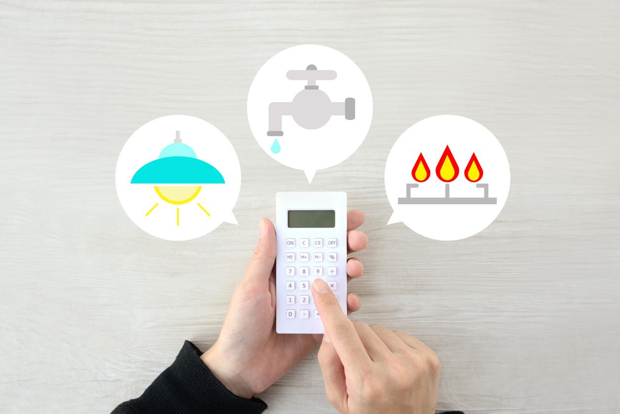 電気・ガス・水道の光熱費をイメージしたアイコンが並び、それらの料金を電卓で計算している様子を表した画像